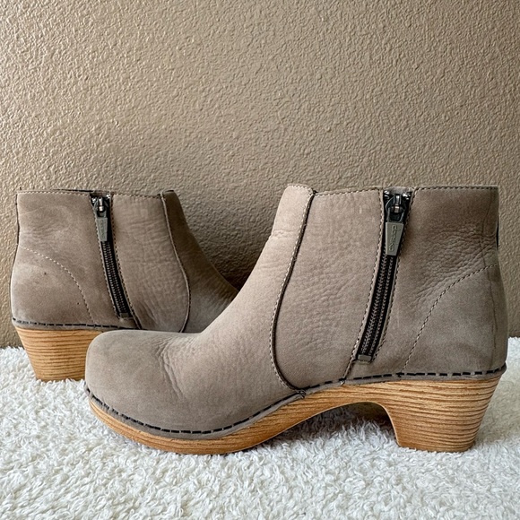 Dansko Maria Nubuc Booties boots suede tan EUC - Picture 4 of 11